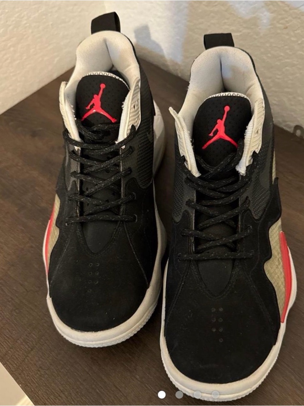 Jordan Men's Black and Red Athletic Sneakers